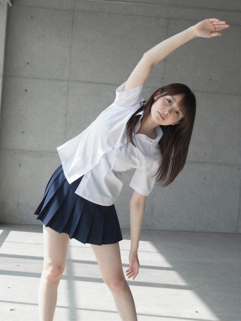 白のシャツを着た女性のポートレート