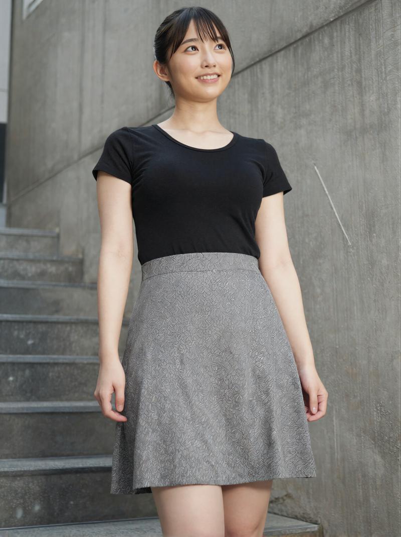 黒シャツを着こなす美女