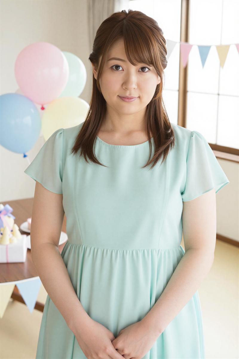 シャワーとドレスのポートレート素材