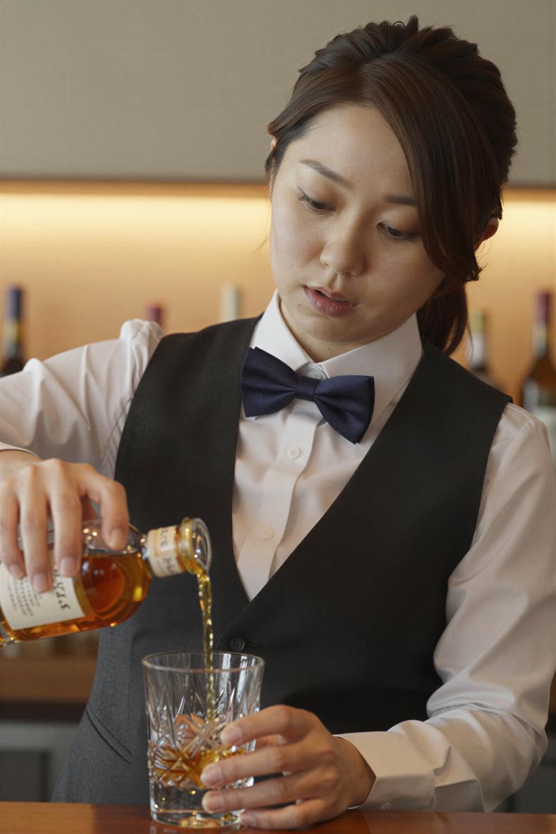 バーで撮影された女性のポートレート