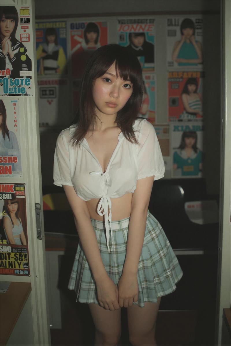 部屋で撮影された女性のポートレート