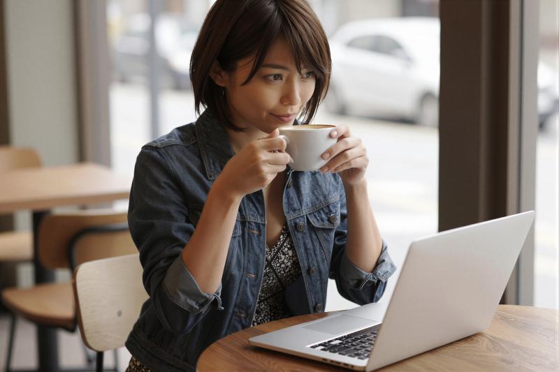 カフェでリラックスして仕事する女性
