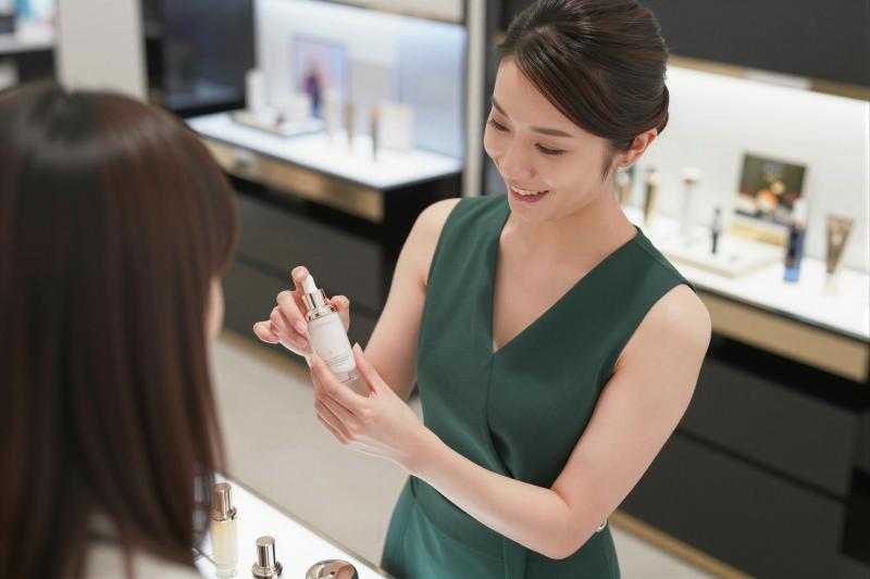 緑制服姿の笑顔な女性