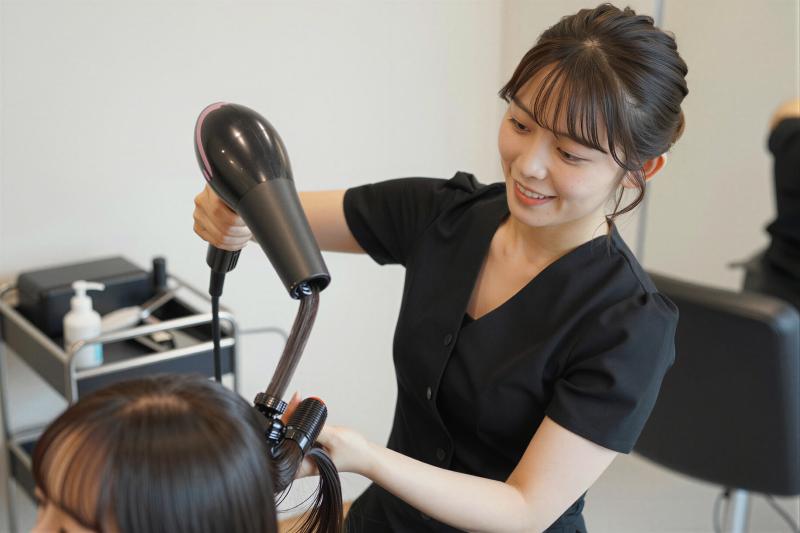 黒のブラウスを着た女性のポートレート