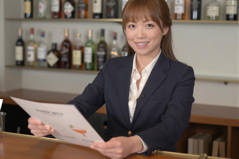 バーで新しいカクテルメニューを紹介