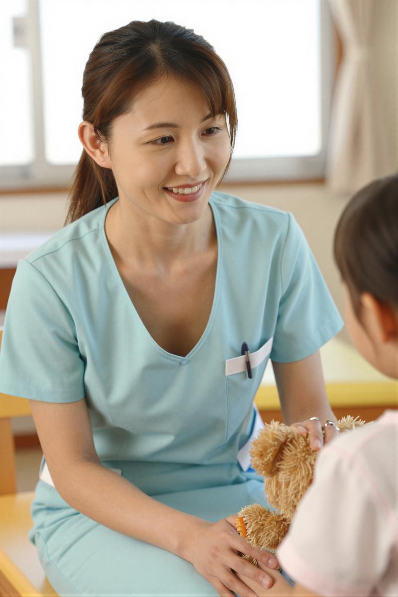 小児病棟で子供と接する看護師
