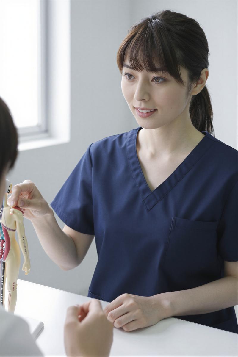 診断を説明する女性医師