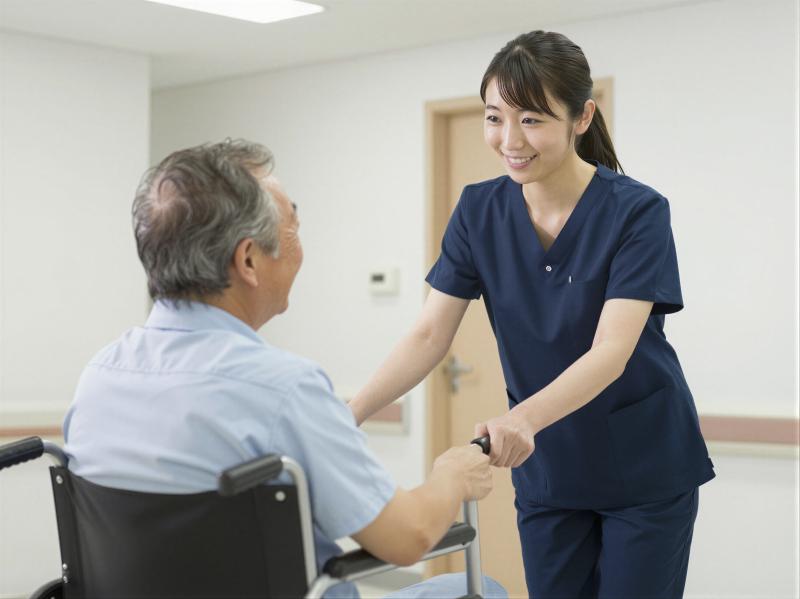 車椅子を押しながら話す看護師