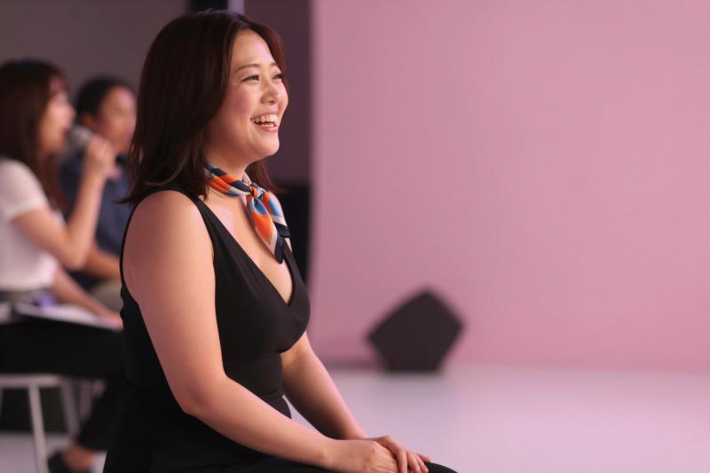 スナック求人でドレスにスカーフの女性