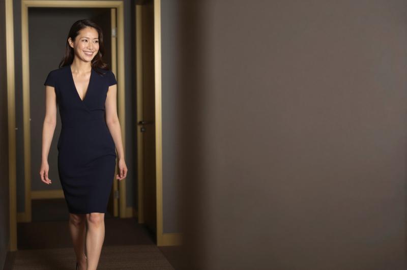 キャバクラ求人・廊下で歩く嬢