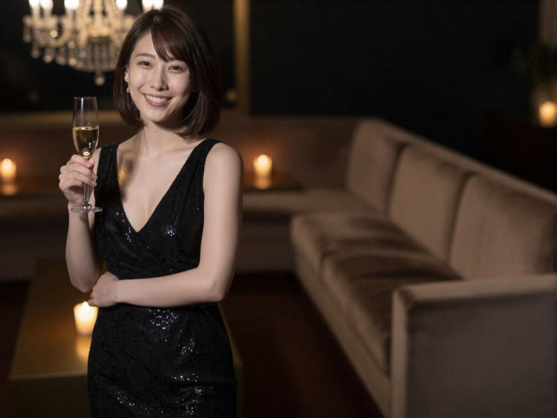 キャバクラ求人・黒ドレスのシャンパン