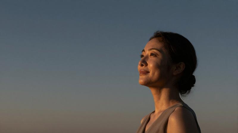 求人バナー素材：青背景とエレガントな女性