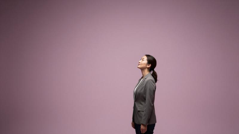 求人バナー素材：紫ピンクと働く女性