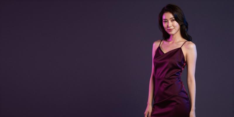 求人バナー素材：黒紫背景と魅力的な女性