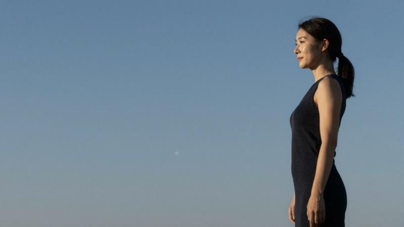 求人バナー素材: ボケと優雅な女性のシルエット