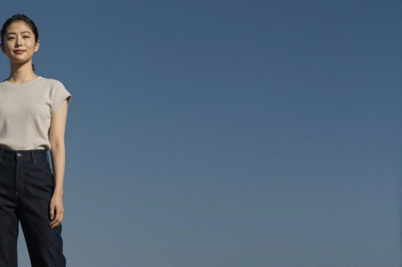 求人バナー素材: モダン女性とディープブルー