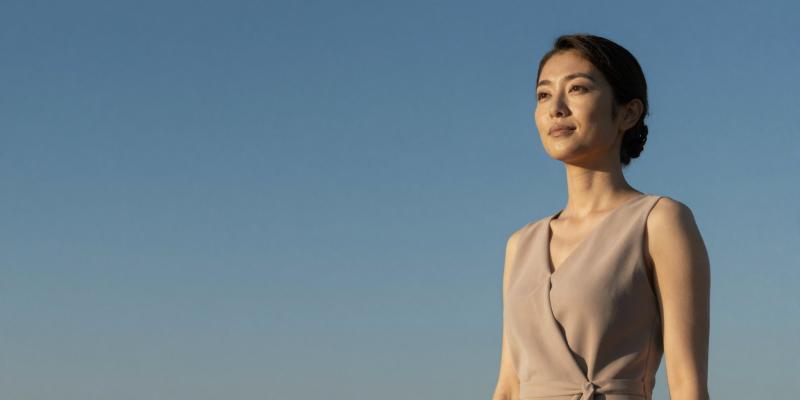 求人バナー素材: 魅力的な女性とブルー背景