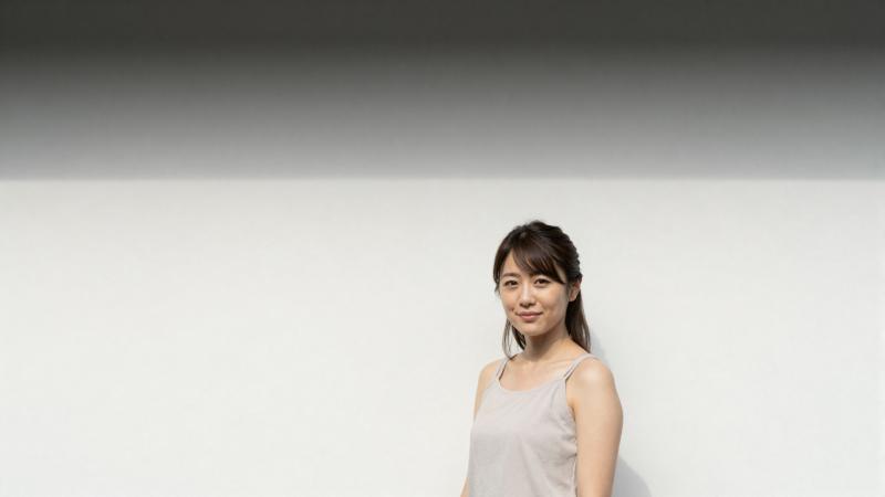 求人バナー素材: ボケと女性のカジュアルルック