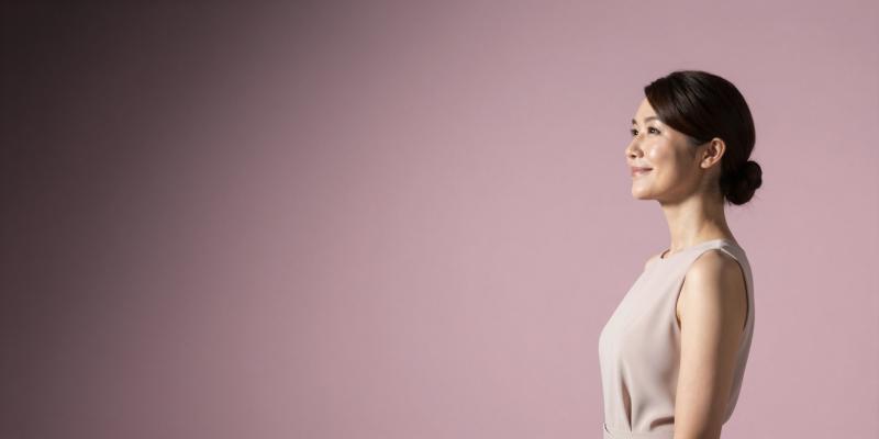 求人バナー素材: 紫黒グラデのエレガント女性