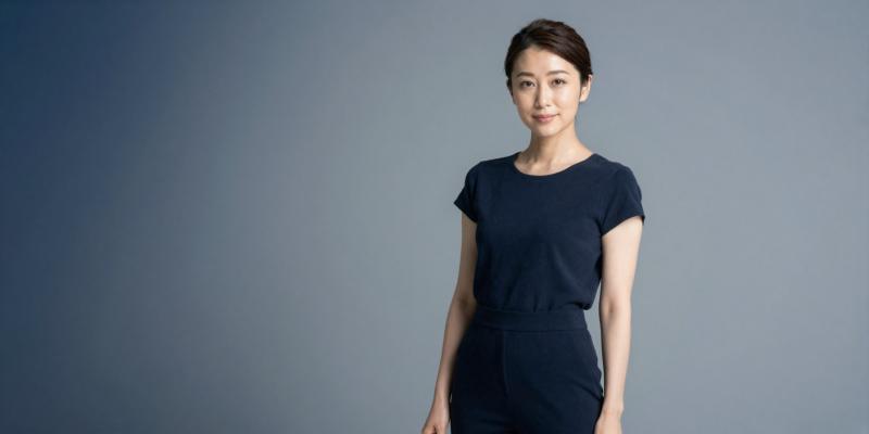 求人バナー素材: ブルー背景とモダンな女性