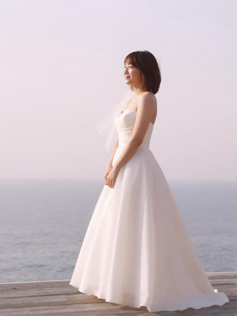 海辺で風に舞うベールの花嫁