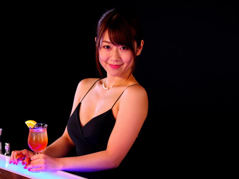 クラブのバーで コクテイル作る美女