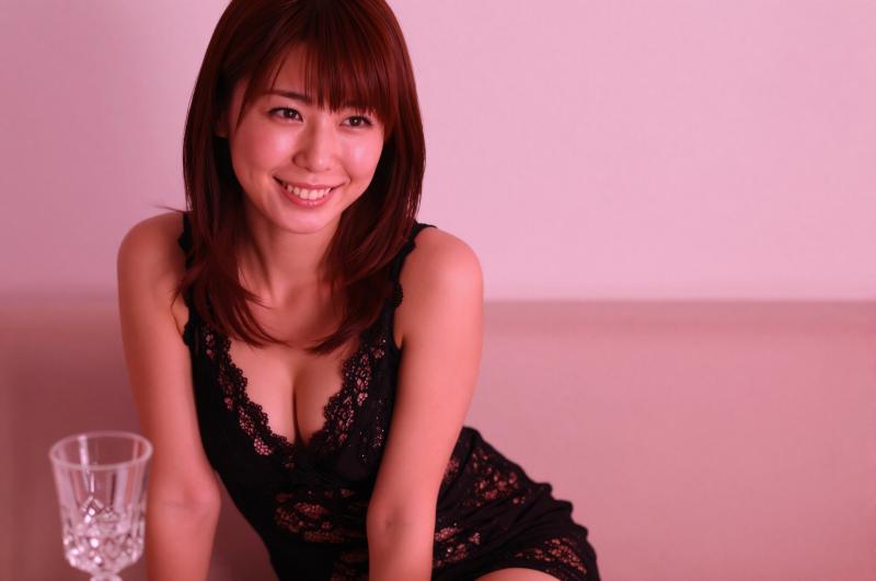 キャバクラのソファで客に胸を見せる