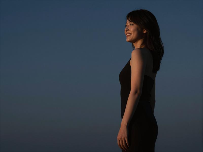 求人バナー素材：青グラデと女性