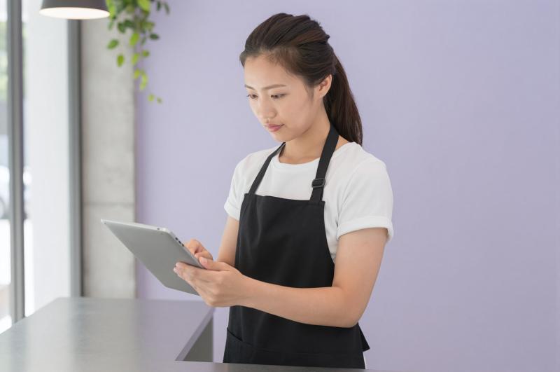 モダンカフェでメニューを確認するスタッフ