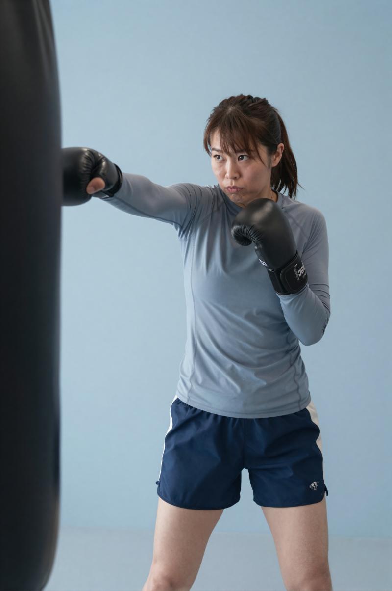 ボクシングジムでトレーニングする女性
