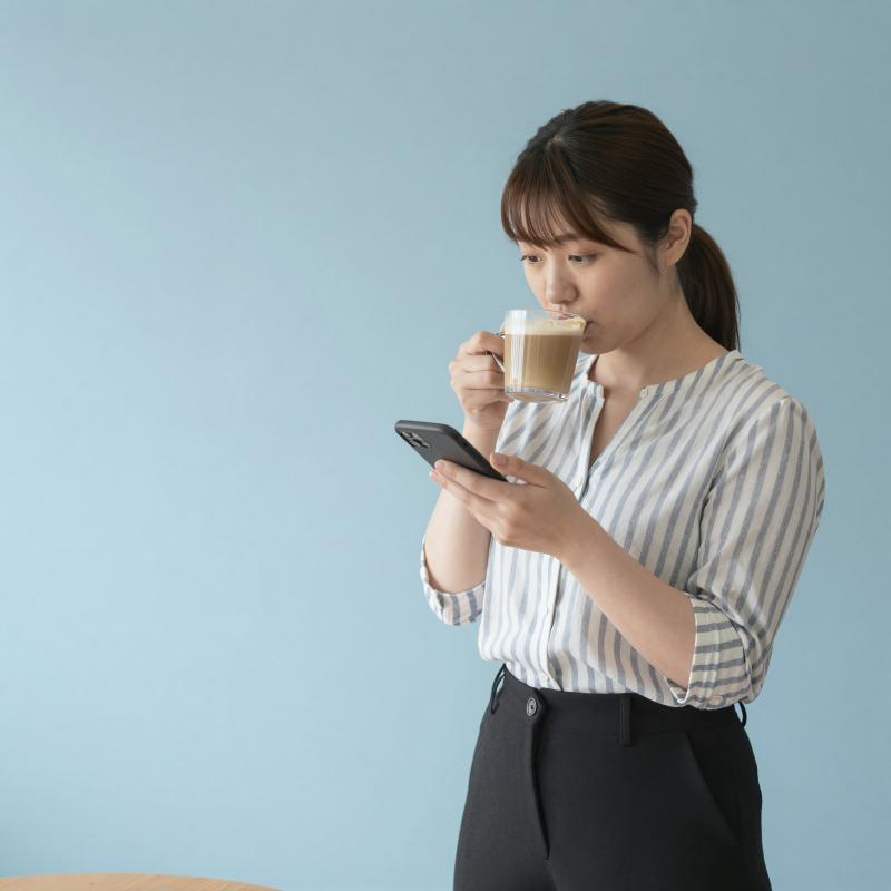 カフェで市場トレンド分析する女性