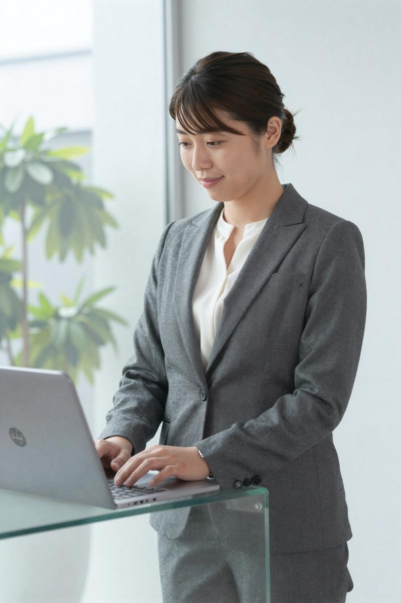 オープンオフィスでPC作業する女性