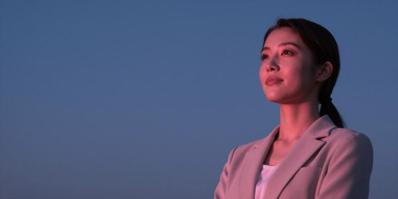 求人バナー素材: 上を向く女性