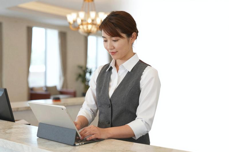 ホテル受付でのチェックイン対応