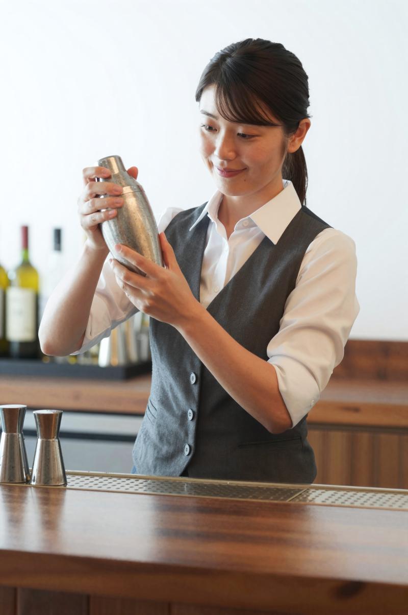 カクテルを作るバーテンダー