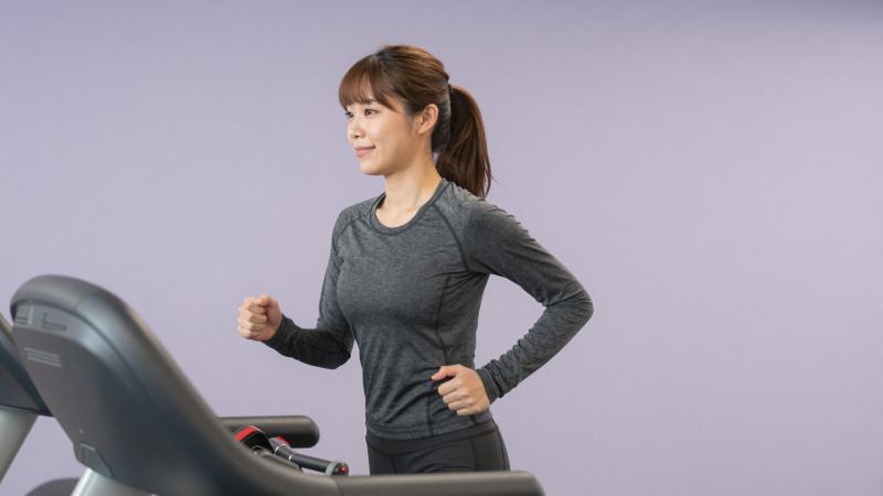 トレッドミルでランニングする女性