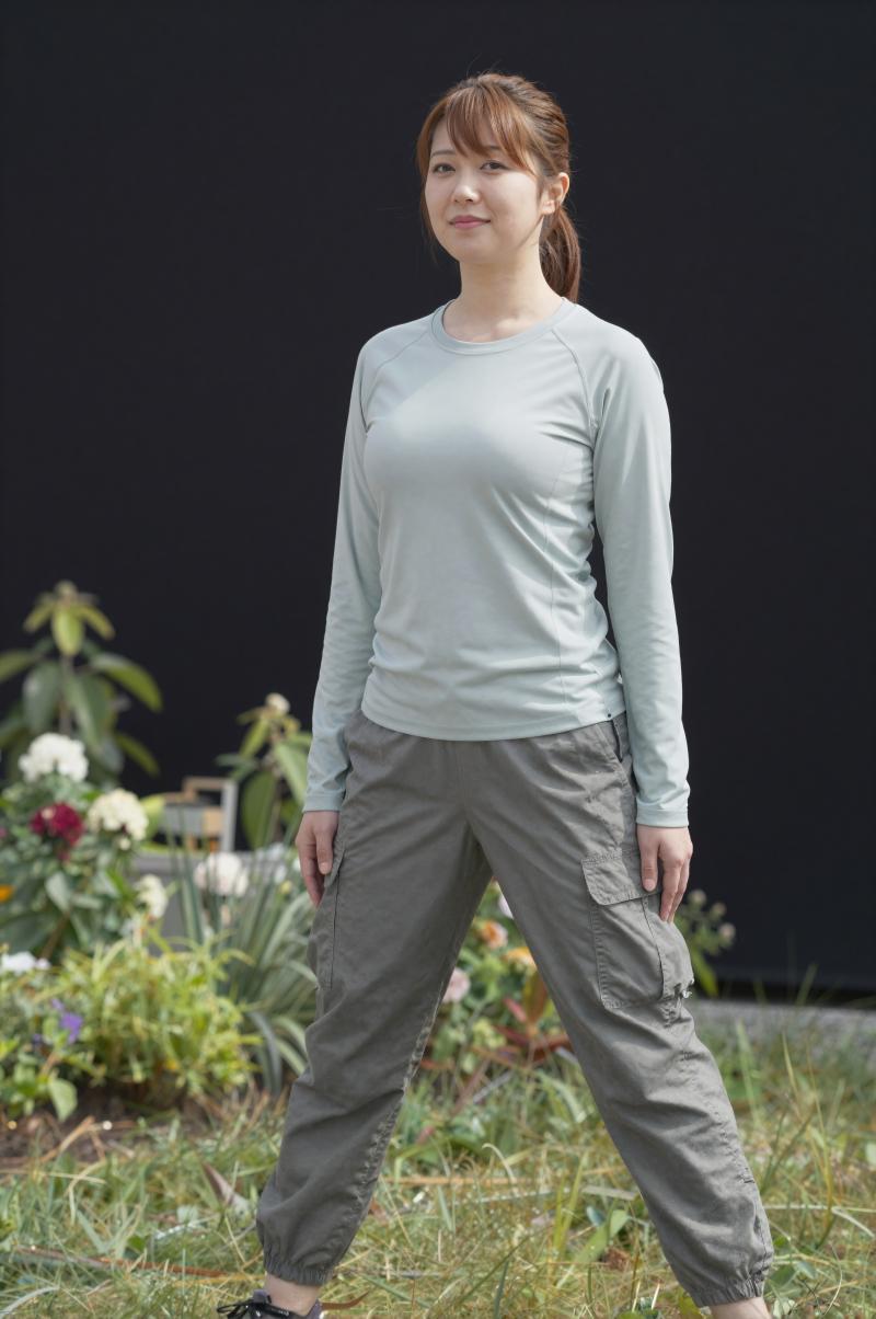 庭でガーデニング前に準備運動する女性