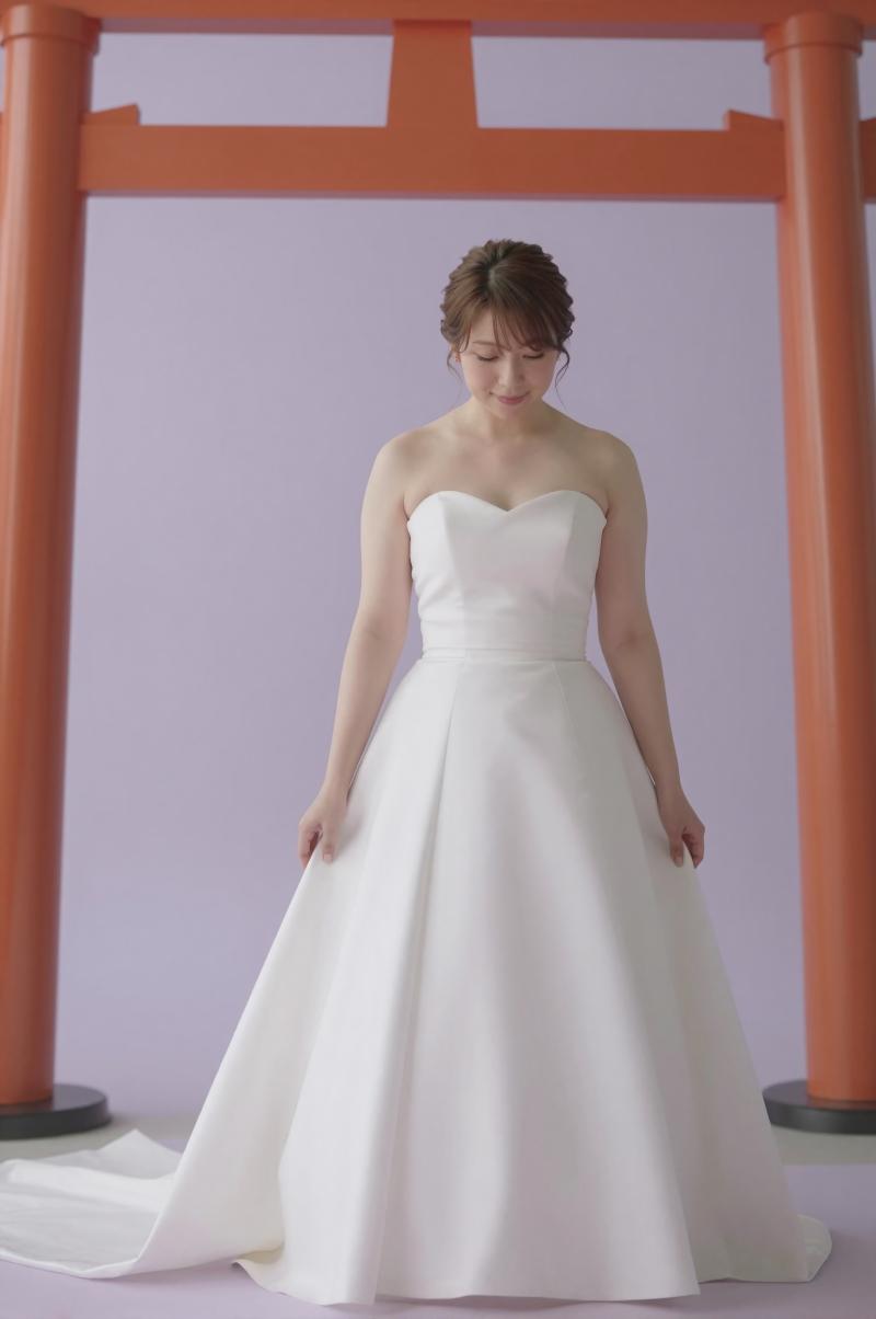 神社の門をくぐる花嫁