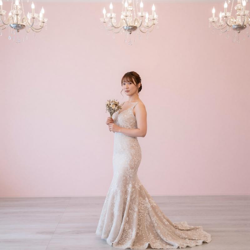 舞踏室で優雅に踊る花嫁