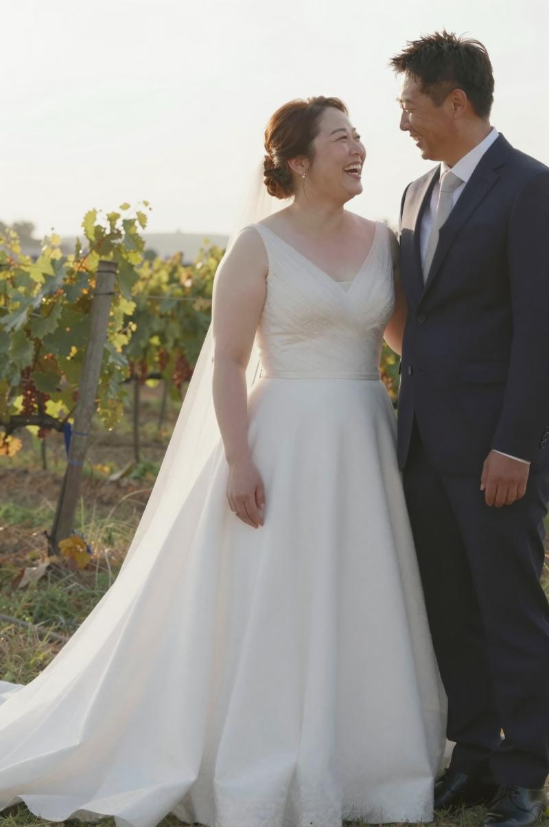 ぶどう畑で寄り添う花嫁