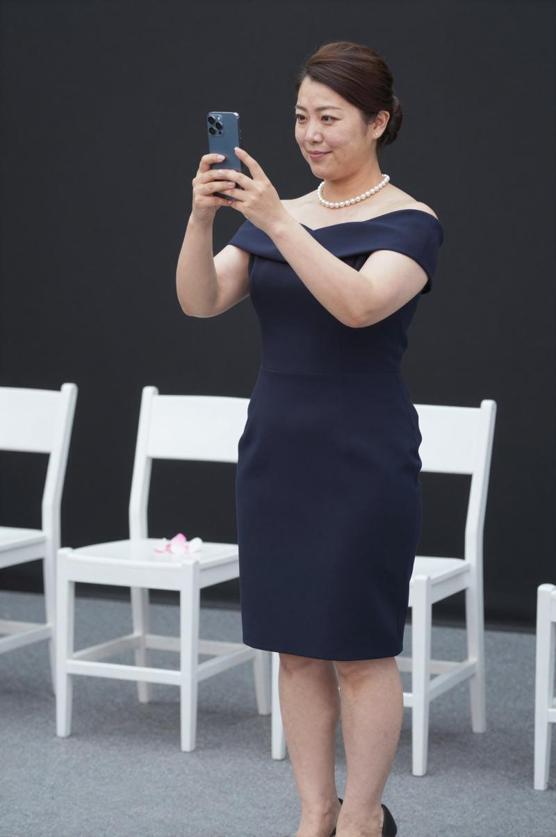 海辺でスマホ撮影を楽しむ女性