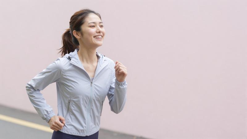 公園で深呼吸するランナー
