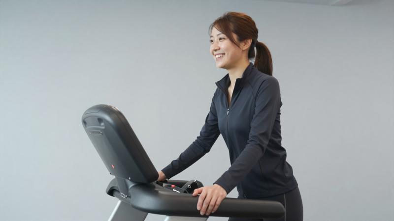 ジムでトレッドミルを使う女性