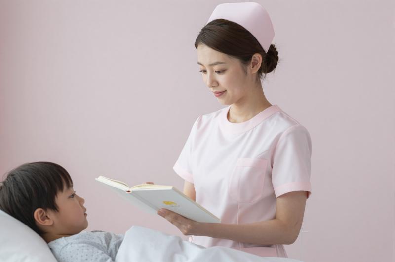 小児病棟で絵本を読む看護師