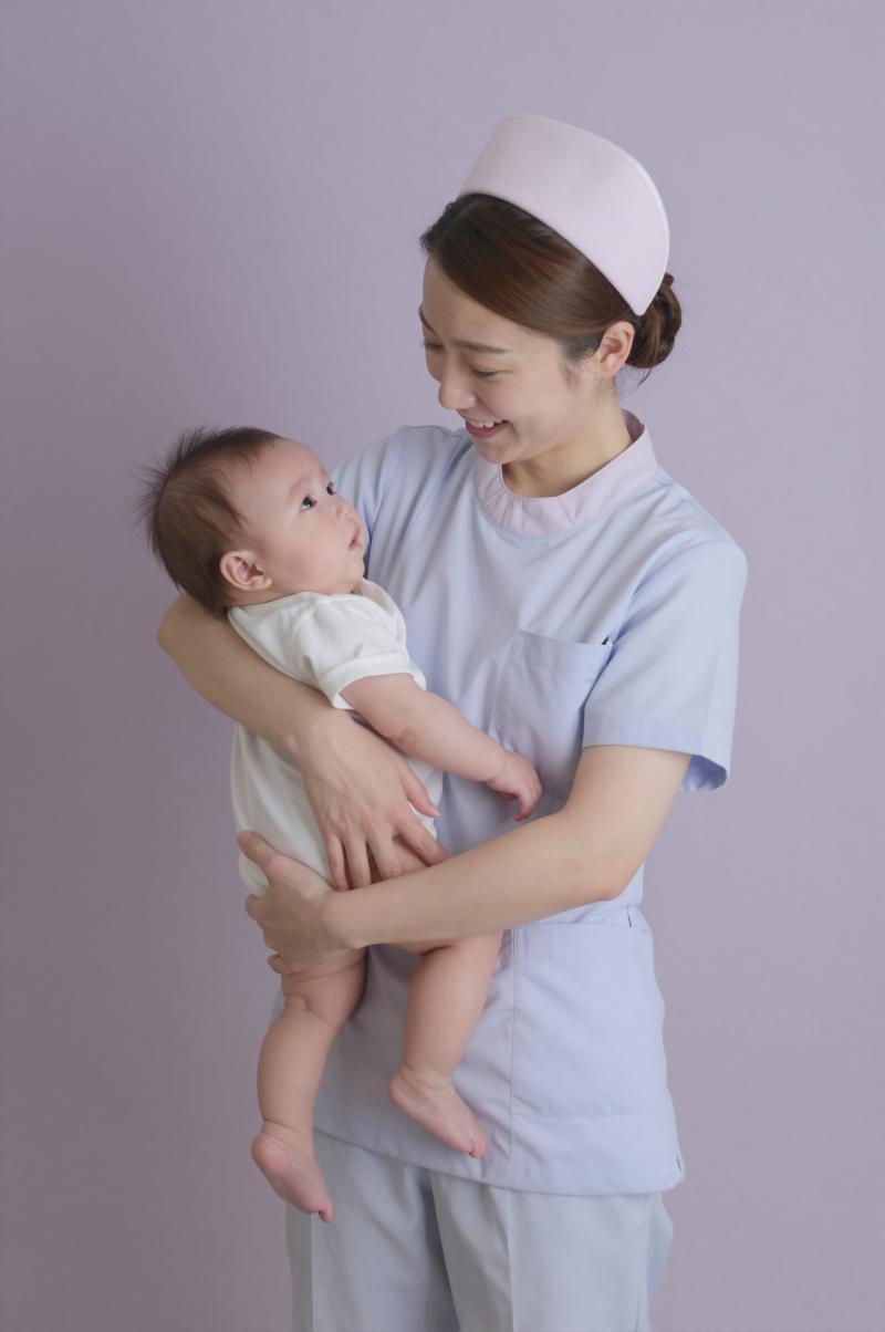 小児病棟で赤ちゃんを抱く看護師