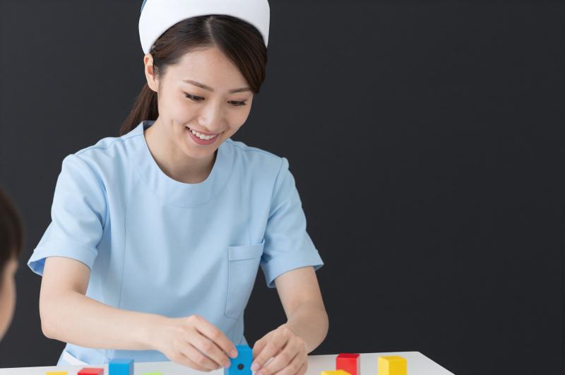 小児病棟で子供と遊ぶ看護師