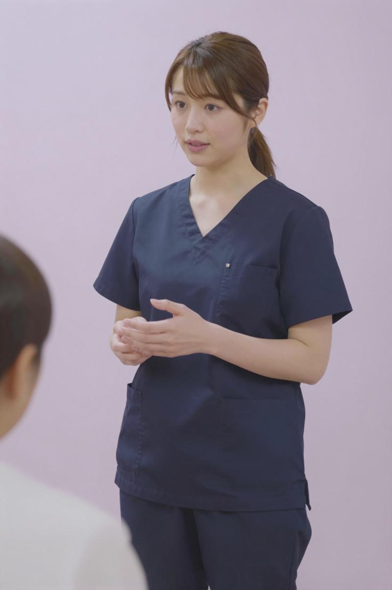 病院廊下で家族と話す看護師