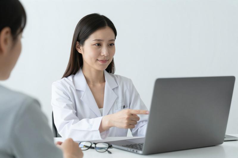 診察室で検査結果を説明する医師