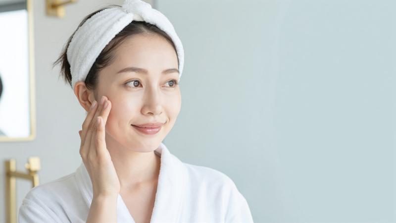 スキンケア後のリフレッシュした女性