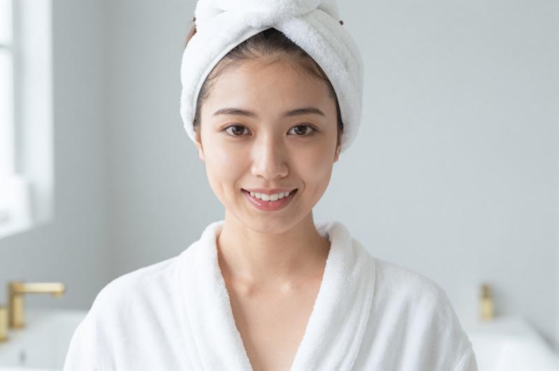 洗顔後の美肌セルフィーを撮る女性